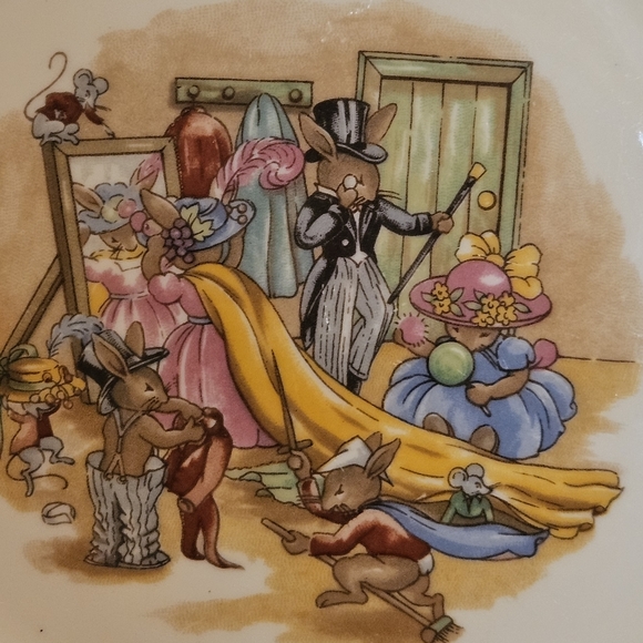 Royal Doulton Bunnykins 8.25" Vintage 1936 Plate "Dressing Up" Fine Bone China - Picture 2 of 5